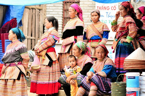 khach-nuoc-ngoai-chia-se-bi-ki-p-di-cho-sapa-ivivu-2