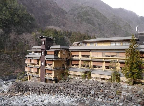 Danh hiệu khách sạn lâu đời nhất thế giới thuộc về Nishiyama Onsen Keiunkan ở vùng Hayakawa, Nhật Bản, được xây dựng từ năm 705 trước Công nguyên, tính đến nay đã có tuổi đởi 1311.