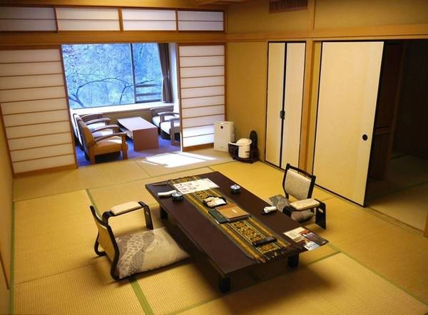Nội thất được trang bị theo phong cách truyền thống Nhật Bản, nhưng du khách vẫn sẽ tìm thấy những khu nghỉ hiện đại ngoài mong đợi. 