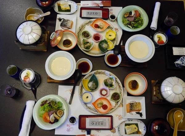 Các bữa ăn được phục vụ chế biến theo phong cách Nhật Bản truyền thống.