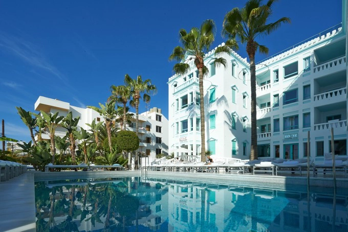 Ngoài khách sạn tại Sitges, từ đầu năm nay, Messi cũng bí mật mua một khách sạn sang trọng 52 phòng trên đảo Ibiza, Tây Ban Nha để mở rộng thương hiệu MiM của mình. Tuy nhiên, khoản tiền anh bỏ ra không được tiết lộ, theo Sun. Giá phòng khởi điểm từ gần 300 USD một đêm (khoảng 6,8 triệu đồng). Ảnh: Hotel MiM Sitges Ngoài khách sạn tại Sitges, từ đầu năm nay, Messi cũng bí mật mua một khách sạn sang trọng 52 phòng trên đảo Ibiza, Tây Ban Nha để mở rộng thương hiệu MiM của mình. Tuy nhiên, khoản tiền anh bỏ ra không được tiết lộ, theo Sun. Giá phòng khởi điểm từ gần 300 USD một đêm (khoảng 6,8 triệu đồng). Ảnh: Hotel MiM Sitges