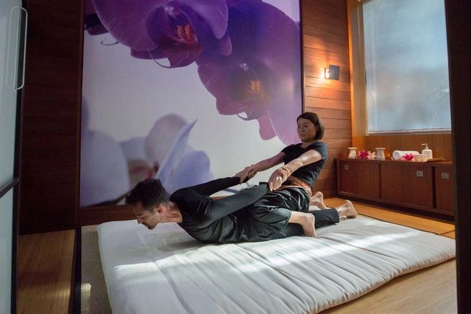 Ngoài một spa đầy đủ dịch vụ, khách sạn còn có bể bơi trong nhà, phòng xông hơi, phòng gym 24/24. Ngoài một spa đầy đủ dịch vụ, khách sạn còn có bể bơi trong nhà, phòng xông hơi, phòng gym 24/24.