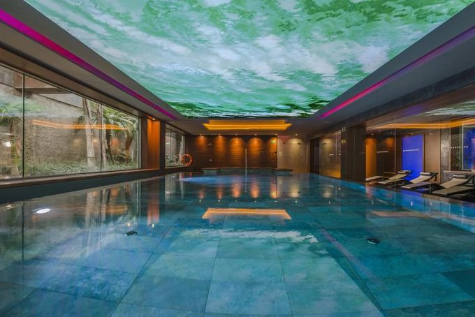 Bể bơi mái nước độc đáo của khu spa là một trong những góc "sống ảo" được nhiều khách yêu thích. Bể bơi mái nước độc đáo của khu spa là một trong những góc "sống ảo" được nhiều khách yêu thích.