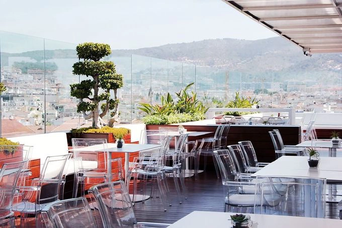 Ngay sát bể bơi là nhà hàng cùng Sky Bar trên nóc khách sạn có view ra biển và núi. Thực đơn của nhà hàng mang phong vị ẩm thực Địa Trung Hải, sử dụng nguyên liệu tươi sống theo mùa từ địa phương. Nhà hàng mở cửa hàng ngày cho cả khách và người ngoài. Ngay sát bể bơi là nhà hàng cùng Sky Bar trên nóc khách sạn có view ra biển và núi. Thực đơn của nhà hàng mang phong vị ẩm thực Địa Trung Hải, sử dụng nguyên liệu tươi sống theo mùa từ địa phương. Nhà hàng mở cửa hàng ngày cho cả khách và người ngoài.