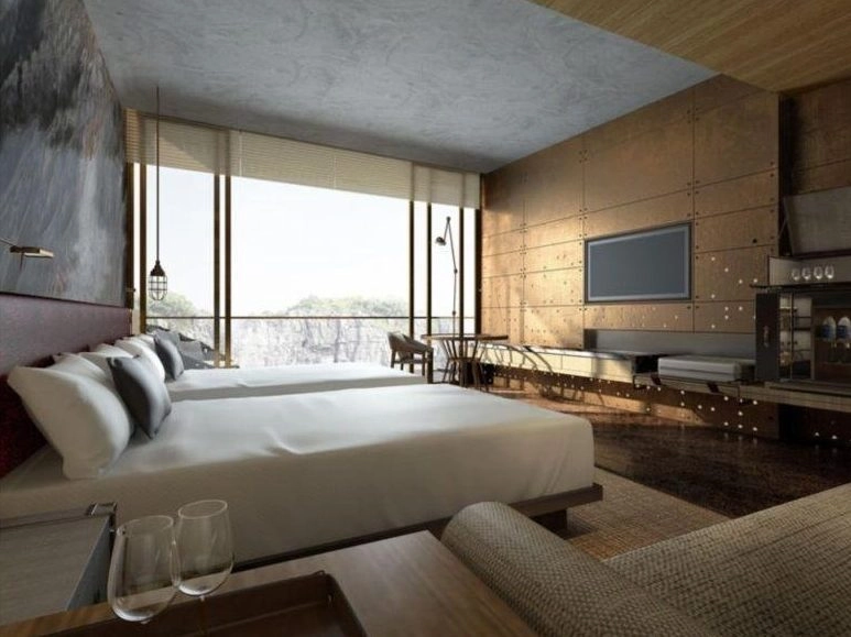 Khách sạn nằm ở Songjiang, gần sân bay quốc tế Hồng Kiều. Mỗi phòng có giá từ 530 USD (hơn 13 triệu đồng) đến 865 USD (hơn 20 triệu đồng).