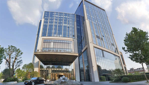 Wanda Reign là một sự kết hợp độc đáo của thủy tinh và thép, được công ty Foster + Partners và Heatherwicks Studio từ Anh thiết kế. Wanda Reign là một sự kết hợp độc đáo của thép và kính, được Công ty Foster + Partners và Heatherwicks Studio từ Anh thiết kế. Mới khánh thành vào tháng 6 sau 3 năm xây dựng, khách sạn trị giá 516 triệu USD này là khách sạn thứ 51 của tập đoàn khách sạn và khu nghỉ dưỡng Wanda, một phần của 'đế chế' Dalian Wanda, hiện dưới quyền kiểm soát của Wang Jalian - người đàn ông giàu có nhất Trung Quốc.