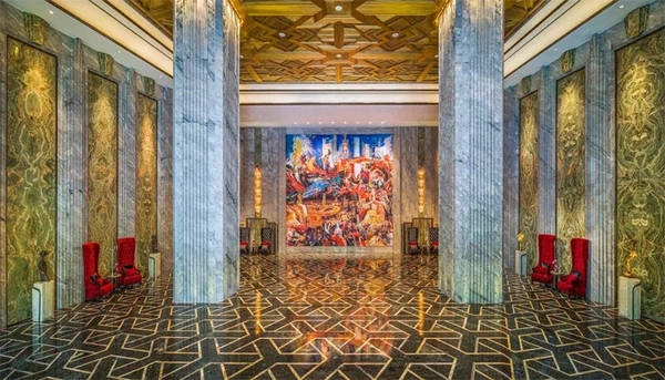 Nền sảnh được lát gạch ngọc bích mang phong cách Art Deco, dẫn đến bức tranh tường trừu tượng về Thượng Hải của họa sĩ nổi tiếng Shi Qi. Những cột đá cẩm thạch cao 10 m vươn thẳng đến trần nhà. Các bức tranh khác đều được khách sạn đặt hàng riêng, miêu tả Thượng Hải trong những năm 1920. Họa tiết hoa mộc lan và những miếng pha lê quý màu hổ phách, cùng các bức tranh khảm 3D và những miếng vải thêu cầu kỳ đều đi kèm với nhiều viên ngọc bích và cẩm thạch.