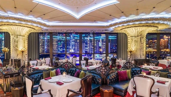 Trên tầng hai của khách sạn là Club Reign, một câu lạc bộ dành riêng cho thành viên của Tập đoàn khách sạn và khu nghỉ dưỡng Wanda. Đây là một thế giới tách biệt, với kính màu dọc theo các hành lang, đèn chùm sáng choang trên những chiếc sofa bằng da và nội thất gỗ gụ. Quản gia riêng luôn sẵn sàng phục vụ các thành viên, và quầy bar đầy rượu Chateau Lafite xịn cùng xì gà Louis XIV.
