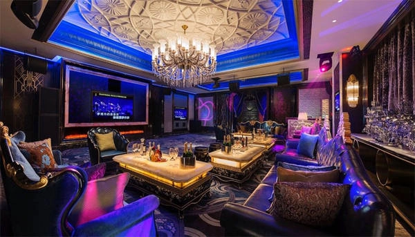 Khách sạn cũng có một spa 3 phòng cùng với phòng karaoke hiện đại, trang bị đủ hệ thống âm thanh tiên tiến nhất và đèn màu lấp lánh.