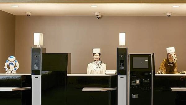 Đây là sáng kiến của doanh nhân Hideo Sawada. Ông khai trương khách sạn đầu tiên tại xứ sở mặt trời mọc có tiếp tân chỉ toàn robot. Đây là sáng kiến của doanh nhân Hideo Sawada. Ông khai trương khách sạn đầu tiên tại xứ sở mặt trời mọc có tiếp tân chỉ toàn robot.