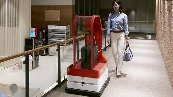 Du khách khi đến đây nhận phòng sẽ tự gõ thông tin vào một bảng điện tử. Hành lý được một xe đẩy tự động đưa lên tận phòng. Thay vì nhận chìa khóa phòng như khách sạn thông thường, khách sạn này dùng công nghệ nhận diện khuôn mặt để cho phép du khách vào phòng của mình. Du khách khi đến đây nhận phòng sẽ tự gõ thông tin vào một bảng điện tử. Hành lý được một xe đẩy tự động đưa lên tận phòng. Thay vì nhận chìa khóa phòng như khách sạn thông thường, khách sạn này dùng công nghệ nhận diện khuôn mặt để cho phép du khách vào phòng của mình.