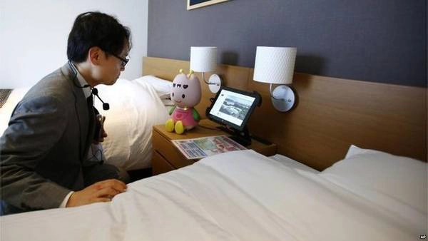 Khi vào trong phòng, một robot xinh xắn cỡ nhỏ như búp bê có tên là Tuly ở chiếc bàn kế bên giường sẽ thông báo tình hình thời tiết, nhiệt độ phòng, thời gian hay bật đèn cho khách. Máy điều hòa trong phòng sẽ tự động điều chỉnh nhiệt độ phù hợp thân nhiệt của khách. Khi vào trong phòng, một robot xinh xắn cỡ nhỏ như búp bê có tên là Tuly ở chiếc bàn kế bên giường sẽ thông báo tình hình thời tiết, nhiệt độ phòng, thời gian hay bật đèn cho khách. Máy điều hòa trong phòng sẽ tự động điều chỉnh nhiệt độ phù hợp thân nhiệt của khách.