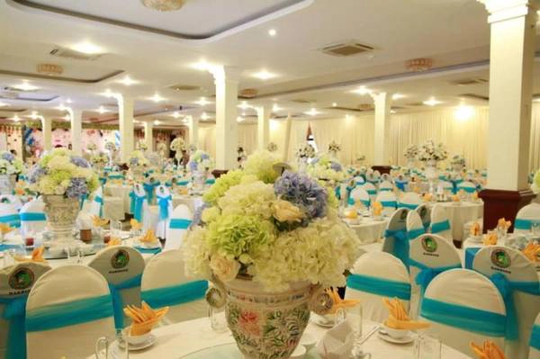 Dakruco Wedding hiện ra lung linh tựa lâu đài vương giả được thiết kế độc đáo theo kiến trúc Pháp. Với 2 sảnh tiệc, được trang trí theo phong cách lãng mạn với nhiều gam màu rực rỡ, trẻ trung bên hồ bơi .... chắc chắn sẽ là một điểm nhấn ấn tượng cho quý khách.