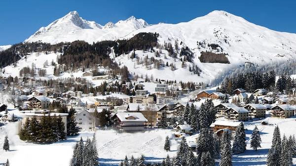 Davos là một thị trấn thuộc bang Graubunden, Thụy Sĩ, nằm bên bờ sông Landwasser và một phần dãy Alps. Cách mặt nước biển 1.560 m, Davos là thị trấn cao nhất châu Âu. Từ giữa thế kỷ 18, Davos là điểm đến phổ biến cho người ốm yếu do khí hậu thung lũng cao được cho là điều kiện tuyệt vời của người bệnh phổi. Nhờ địa hình băng đá tự nhiên, Davos trở thành thánh địa cho người yêu thích trượt băng và là khu nghỉ mát nổi tiếng của giới nhà giàu đến từ Anh và Hà Lan. Ảnh: Rixos. Davos là một thị trấn thuộc bang Graubunden, Thụy Sĩ, nằm bên bờ sông Landwasser và một phần dãy Alps. Cách mặt nước biển 1.560 m, Davos là thị trấn cao nhất châu Âu. Từ giữa thế kỷ 18, Davos là điểm đến phổ biến cho người ốm yếu do khí hậu thung lũng cao được cho là điều kiện tuyệt vời của người bệnh phổi. Nhờ địa hình băng đá tự nhiên, Davos trở thành thánh địa cho người yêu thích trượt băng và là khu nghỉ mát nổi tiếng của giới nhà giàu đến từ Anh và Hà Lan. Ảnh: Rixos.