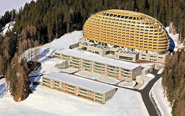 Nằm trong top 50 khách sạn hiện đại nhất thế giới, Intercontinential ở Davos được thiết kế giống tàu vũ trụ dát vàng với mái vòm hứng nắng. Khách sạn có 3 nhà ăn, quầy bar, hệ thống bể bơi trong nhà và ngoài trời cùng phòng xông hơi và 14 phòng trị liệu. Ảnh: Marcel Giger. Nằm trong top 50 khách sạn hiện đại nhất thế giới, Intercontinential ở Davos được thiết kế giống tàu vũ trụ dát vàng với mái vòm hứng nắng. Khách sạn có 3 nhà ăn, quầy bar, hệ thống bể bơi trong nhà và ngoài trời cùng phòng xông hơi và 14 phòng trị liệu. Ảnh: Marcel Giger.
