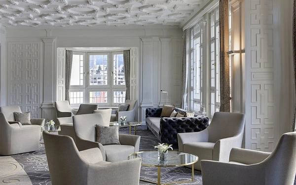 Xét về độ thư giãn và nghỉ ngơi, có lẽ không khách sạn nào vượt qua được Steigenberger Grandhotel Belvédère. Cách Phòng nghị sự Davos chỉ 9 phút đi bộ, khách sạn có khu vực spa cực lớn với một loạt bồn tắm nước nóng rộng rãi, hiện đại, phòng xông hơi và phòng massage. Ảnh: Marcel Giger. Xét về độ thư giãn và nghỉ ngơi, có lẽ không khách sạn nào vượt qua được Steigenberger Grandhotel Belvédère. Cách Phòng nghị sự Davos chỉ 9 phút đi bộ, khách sạn có khu vực spa cực lớn với một loạt bồn tắm nước nóng rộng rãi, hiện đại, phòng xông hơi và phòng massage. Ảnh: Marcel Giger.