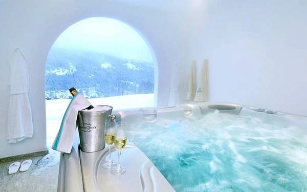 Dù chỉ có 4 tầng nhưng Chalet Chesa Falcun lại có sân thượng ngoài trời cực lớn với tầm nhìn bao quát toàn bộ thung lũng Klosters. Nơi đây được thiết kế gồm phòng tắm hơi, phòng massage và bồn nước nóng ngoài trời có mái che. Ảnh: Marcel Giger. Dù chỉ có 4 tầng nhưng Chalet Chesa Falcun lại có sân thượng ngoài trời cực lớn với tầm nhìn bao quát toàn bộ thung lũng Klosters. Nơi đây được thiết kế gồm phòng tắm hơi, phòng massage và bồn nước nóng ngoài trời có mái che. Ảnh: Marcel Giger.
