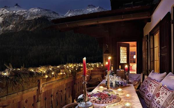 Điểm hút khách nhất ở Chalet Maldeghem chính là địa điểm dùng bữa ngay bên ngoài phòng ngủ và tầm nhìn trong thung lũng Klosters. Ngoài ra, khách sạn luôn có dịch vụ massage trị liệu theo yêu cầu, bể sục ngoài trời và đầu bếp riêng để nấu bất kỳ món ăn nào khách muốn. Ảnh: Alison Hammond. Điểm hút khách nhất ở Chalet Maldeghem chính là địa điểm dùng bữa ngay bên ngoài phòng ngủ và tầm nhìn trong thung lũng Klosters. Ngoài ra, khách sạn luôn có dịch vụ massage trị liệu theo yêu cầu, bể sục ngoài trời và đầu bếp riêng để nấu bất kỳ món ăn nào khách muốn. Ảnh: Alison Hammond.