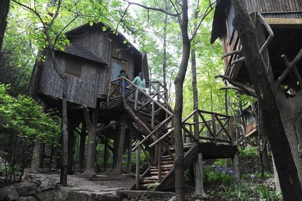 khach-san-duoc-dung-tren-cay-ivivu-1