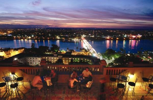 King's Panorama Bar – nơi lý tưởng để nhìn ngắm thành phố Huế từ trên cao. Ảnh: iVIVU.com