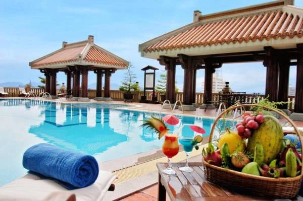 Hồ bơi trên cao sang trọng tại khách sạn Imperial Huế. Ảnh: iVIVU.com