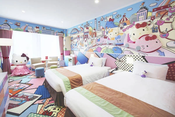 Phòng Kitty Town được thiết kế dựa trên ý tưởng mô tả những khoảnh khắc cô mèo Hello Kitty vui chơi tại thành phố Tokyo với hình ảnh trong các công viên, các khu mua sắm hay vui đùa cùng bạn bè được khắc họa trên giấy dán tường và thảm sàn trong mỗi căn phòng. Phòng Kitty Town được thiết kế dựa trên ý tưởng mô tả những khoảnh khắc cô mèo Hello Kitty vui chơi tại thành phố Tokyo với hình ảnh trong các công viên, các khu mua sắm hay vui đùa cùng bạn bè được khắc họa trên giấy dán tường và thảm sàn trong mỗi căn phòng.