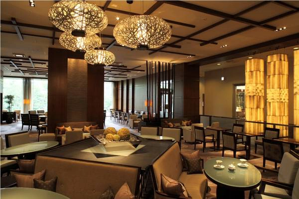 Chỉ riêng dịch vụ ăn uống, Keio Plaza Hotel đã có đến 16 nhà hàng và 9 quầy bar cùng 38 phòng tiệc. Chỉ riêng dịch vụ ăn uống, Keio Plaza Hotel đã có đến 16 nhà hàng và 9 quầy bar cùng 38 phòng tiệc.