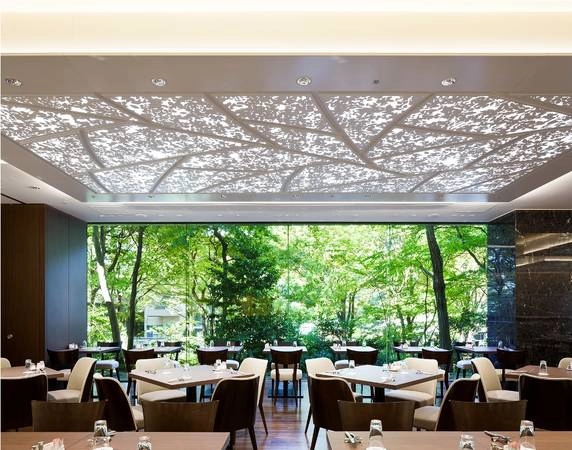 Một góc xanh mát của nhà hàng phục vụ buffet sáng. Một góc xanh mát của nhà hàng phục vụ buffet sáng.