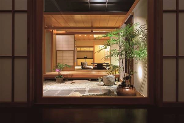 Ngoài các nhà hàng mang phong cách phương Tây, Keio Plaza Hotel cũng có tới 7 nhà hàng mang phong cách truyền thống Nhật Bản. Ngoài các nhà hàng mang phong cách phương Tây, Keio Plaza Hotel cũng có tới 7 nhà hàng mang phong cách truyền thống Nhật Bản.