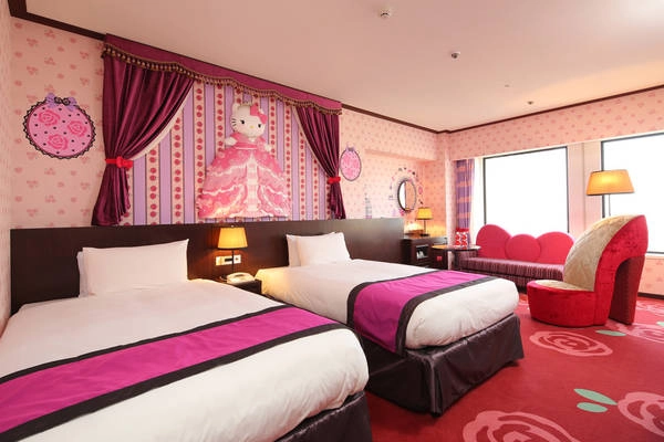 Lưu trú ở phòng Hello Kitty du khách sẽ có cảm giác rất ấm cúng trong tông màu hồng nhẹ nhàng, với những em bé búp bê Hello Kitty xinh đẹp, những chiếc ghế nệm êm dịu được cách điệu từ đôi giày lớn màu hồng, hay những chai nước, tách trà… cũng mang hơi hướm của nhân vật Hello Kitty - niềm đam mê vô tận của các bạn trẻ trên toàn thế giới. Lưu trú ở phòng Hello Kitty du khách sẽ có cảm giác rất ấm cúng trong tông màu hồng nhẹ nhàng, với những em bé búp bê Hello Kitty xinh đẹp, những chiếc ghế nệm êm dịu được cách điệu từ đôi giày lớn màu hồng, hay những chai nước, tách trà… cũng mang hơi hướm của nhân vật Hello Kitty - niềm đam mê vô tận của các bạn trẻ trên toàn thế giới.
