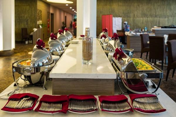 Nhà hàng cũng là nơi phục vụ Buffet sáng tiêu chuẩn quốc tế cho khách, đồng thời tổ chức tiệc cưới và Gala cho các đoàn khách hội nghị, hội thảo, nghỉ dưỡng. Nhà hàng cũng là nơi phục vụ Buffet sáng tiêu chuẩn quốc tế cho khách, đồng thời tổ chức tiệc cưới và Gala cho các đoàn khách hội nghị, hội thảo, nghỉ dưỡng.