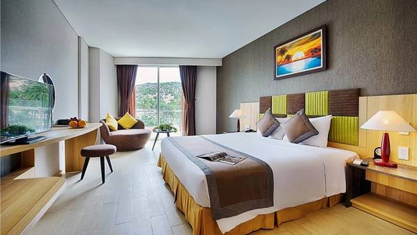 Khách sạn Mường Thanh Mũi Né có khuôn viên rộng với hệ thống phòng nghỉ hiện đại theo phong cách phương Tây sang trọng kết hợp với lối kiến trúc truyền thống phương Đông để phù hợp với khí hậu nhiệt đới. Khách sạn Mường Thanh Mũi Né có khuôn viên rộng với hệ thống phòng nghỉ hiện đại theo phong cách phương Tây sang trọng kết hợp với lối kiến trúc truyền thống phương Đông để phù hợp với khí hậu nhiệt đới.
