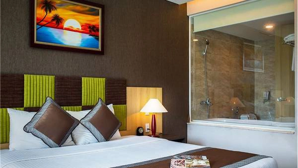 Tại mỗi phòng có bố trí giường lớn, chăn đệm êm ái giúp du khách có giấc ngủ an lành. Tại mỗi phòng có bố trí giường lớn, chăn đệm êm ái giúp du khách có giấc ngủ an lành.