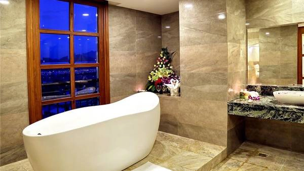 Phòng tắm sang trọng với tầm nhìn đẹp. Ảnh: iVIVU.com Phòng tắm sang trọng với tầm nhìn đẹp. Ảnh: iVIVU.com