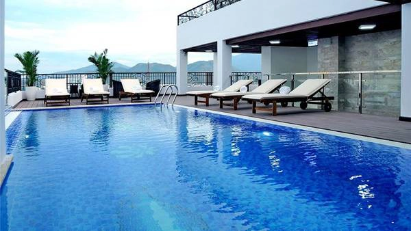 Hồ bơi rộng rãi của khách sạn. Ảnh: iVIVU.com Hồ bơi rộng rãi của khách sạn. Ảnh: iVIVU.com
