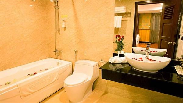 Phòng tắm sạch sẽ được trang bị các tiện nghi hiện đại. Ảnh: iVIVU.com Phòng tắm sạch sẽ được trang bị các tiện nghi đầy đủ. Ảnh: iVIVU.com