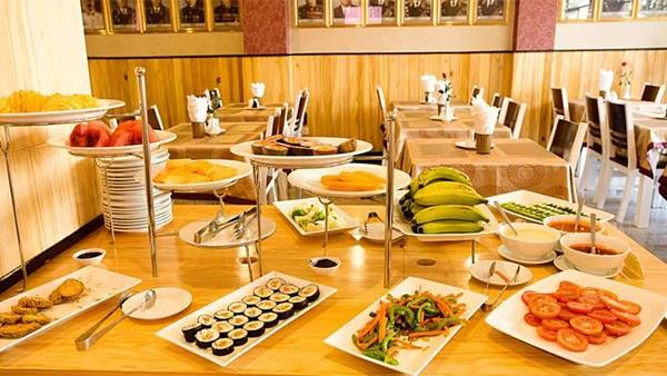 Phòng ăn của khách sạn là sự kết hợp hài hòa của không gian ấm cúng với cách bài trí sang trọng. Tại đây, quý khách sẽ được thưởng thức nhiều món ăn đa dạng, ngon miệng do những đầu bếp giỏi phục vụ. Ảnh: iVIVU.com Phòng ăn của khách sạn là sự kết hợp hài hòa của không gian ấm cúng với cách bài trí sang trọng. Tại đây, quý khách sẽ được thưởng thức nhiều món ăn đa dạng, ngon miệng do những đầu bếp giỏi phục vụ. Ảnh: iVIVU.com