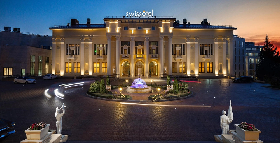 Brazil - Swissôtel Resort Sochi Camellia, Sochi: Thầy trò HLV Tite chọn khách sạn 5 sao sang trọng nhất Sochi làm điểm nghỉ ngơi cho giải đấu. Nằm trong khu bảo tồn sinh quyển tự nhiên, Swissôtel Resort Sochi Camellia có một mặt hướng ra đường chính Kurortny Prospekt và mặt đối diện nhìn ra biển Đen tuyệt đẹp. Khách sạn lấy cảm hứng từ thiết kế đương đại của Thụy Sĩ. Với tất cả 203 phòng nghỉ đều pha trộn sự đơn giản trang nhã với thiết kế hiện đại. Ảnh: Swissotel.com. Brazil - Swissôtel Resort Sochi Camellia, Sochi: Thầy trò HLV Tite chọn khách sạn 5 sao sang trọng nhất Sochi làm điểm nghỉ ngơi cho giải đấu. Nằm trong khu bảo tồn sinh quyển tự nhiên, Swissôtel Resort Sochi Camellia có một mặt hướng ra đường chính Kurortny Prospekt và mặt đối diện nhìn ra biển Đen tuyệt đẹp. Khách sạn lấy cảm hứng từ thiết kế đương đại của Thụy Sĩ. Với tất cả 203 phòng nghỉ đều pha trộn sự đơn giản trang nhã với thiết kế hiện đại. Ảnh: Swissotel.com.