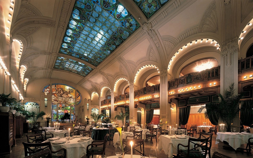 Saudi Arabia - Khách sạn Belmond Grand Europe, St. Petersburg: Đây là khách sạn sang trọng lâu đời nhất ở St. Petersburg. Nằm ngay trung tâm thành phố, Grand Hotel Europe là công trình kiến trúc hơn 140 năm tuổi. Khách sạn đã tiếp đón rất nhiều nguyên thủ quốc gia và người nổi tiếng trên toàn thế giới. Với 10 suite độc đáo dành riêng cho các vị khách quan trọng. Ngoài ra, khách sạn cũng có các khu mới, trang trí theo phong cách Nga và phòng tổng thống lớn nhất thành phố. Ảnh: Pinterest. Saudi Arabia - Khách sạn Belmond Grand Europe, St. Petersburg: Đây là khách sạn sang trọng lâu đời nhất ở St. Petersburg. Nằm ngay trung tâm thành phố, Grand Hotel Europe là công trình kiến trúc hơn 140 năm tuổi. Khách sạn đã tiếp đón rất nhiều nguyên thủ quốc gia và người nổi tiếng trên toàn thế giới. Với 10 suite độc đáo dành riêng cho các vị khách quan trọng. Ngoài ra, khách sạn cũng có các khu mới, trang trí theo phong cách Nga và phòng tổng thống lớn nhất thành phố. Ảnh: Pinterest.
