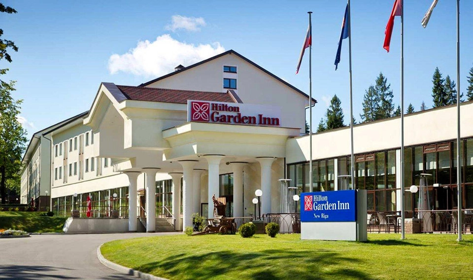 Nước Pháp - Hilton Garden Inn New Riga, Moscow: Là một trong những khách sạn tốt nhất nước Nga, Hilton Garden Inn Moscow New Riga tọa lạc tại vị trí yên tĩnh trong khu vực rừng tuyệt đẹp. Mỗi phòng nghỉ tại khách sạn ở thị trấn Kostrovo này đều rộng rãi và sang trọng với không gian làm việc và tầm nhìn tuyệt đẹp ra khu rừng. Đội tuyển Pháp sẽ được phục vụ với một loạt tiện nghi như trung tâm chăm sóc sức khỏe, rạp chiếu phim trong nhà, hồ bơi với bể sục, phòng xông hơi khô kiểu Phần Lan, phòng tắm hammam kiểu Thổ Nhĩ Kỳ… Ảnh: Hilton Garden Inn New Riga. Nước Pháp - Hilton Garden Inn New Riga, Moscow: Là một trong những khách sạn tốt nhất nước Nga, Hilton Garden Inn Moscow New Riga tọa lạc tại vị trí yên tĩnh trong khu vực rừng tuyệt đẹp. Mỗi phòng nghỉ tại khách sạn ở thị trấn Kostrovo này đều rộng rãi và sang trọng với không gian làm việc và tầm nhìn tuyệt đẹp ra khu rừng. Đội tuyển Pháp sẽ được phục vụ với một loạt tiện nghi như trung tâm chăm sóc sức khỏe, rạp chiếu phim trong nhà, hồ bơi với bể sục, phòng xông hơi khô kiểu Phần Lan, phòng tắm hammam kiểu Thổ Nhĩ Kỳ… Ảnh: Hilton Garden Inn New Riga.