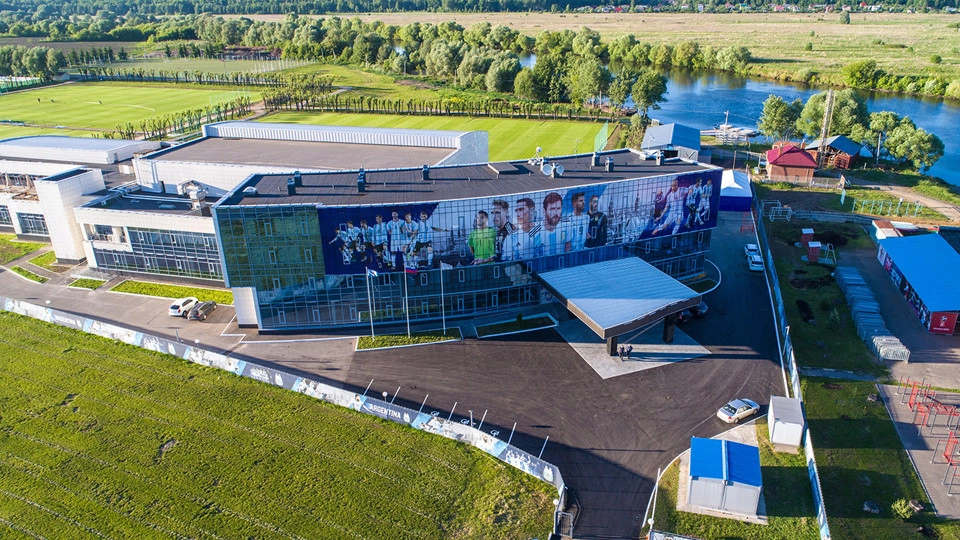 Argentina - Trung tâm huấn luyện Bronnitsy, Moscow: Nơi nghỉ ngơi của Lionel Messi và đồng đội nằm trên bờ sông Moskva và hồ Belskoy, cách thủ đô Moscow 40 km về phía đông nam. Trung tâm huấn luyện có diện tích 9.800 m2 với đầy đủ tiện nghi bao gồm khách sạn, nhà ăn, trung tâm phục hồi y tế, phòng hội nghị, hồ bơi, 3 phòng tập thể dục, 2 Jacuzzis, 3 phòng xông hơi khô, khu vực giải trí bên bờ sông và sân bóng đá. Bronnitsy là nơi tập luyện của đội tuyển quốc gia Nga ở các môn thể thao như bóng đá, chèo thuyền, bắn cung, bóng bàn, ba môn phối hợp, taekwondo… Ảnh: Sports Illustrated. Argentina - Trung tâm huấn luyện Bronnitsy, Moscow: Nơi nghỉ ngơi của Lionel Messi và đồng đội nằm trên bờ sông Moskva và hồ Belskoy, cách thủ đô Moscow 40 km về phía đông nam. Trung tâm huấn luyện có diện tích 9.800 m2 với đầy đủ tiện nghi bao gồm khách sạn, nhà ăn, trung tâm phục hồi y tế, phòng hội nghị, hồ bơi, 3 phòng tập thể dục, 2 Jacuzzis, 3 phòng xông hơi khô, khu vực giải trí bên bờ sông và sân bóng đá. Bronnitsy là nơi tập luyện của đội tuyển quốc gia Nga ở các môn thể thao như bóng đá, chèo thuyền, bắn cung, bóng bàn, ba môn phối hợp, taekwondo… Ảnh: Sports Illustrated.