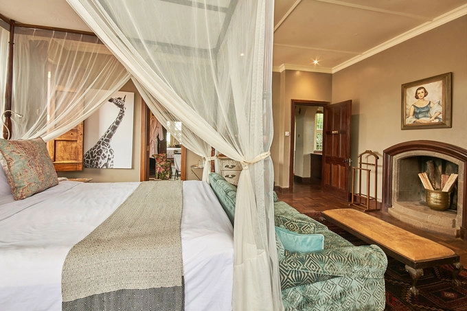 Khách sạn có 10 phòng (gồm phòng đôi và phòng suit), phục vụ tối đa 25 khách với giá phòng từ 500 USD/đêm trở lên (khoảng 11,5 triệu đồng). Không có phòng gym hay hồ bơi như các resort thông thường khác nhưng chính những "vị khách" thường nhật ở đây khiến bạn phải đợi khá lâu mới đặt được chỗ.