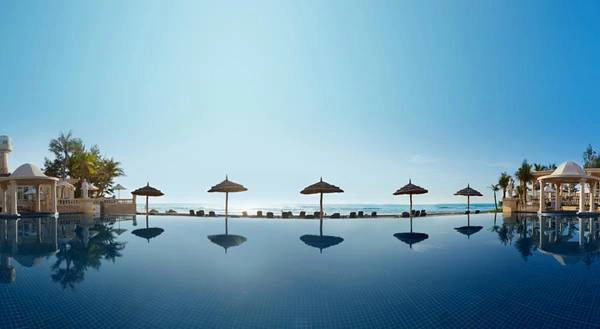 Khu Beach Club với hồ bơi sát biển