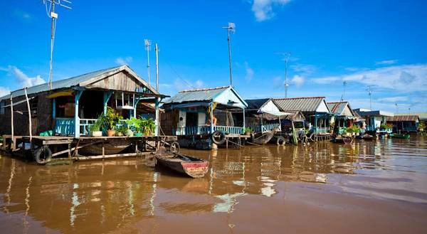 Khung cảnh làng quê sông nước yên bình