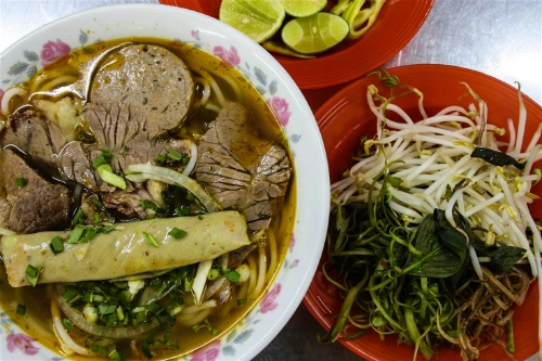 Bún bò Huế - một món ăn đường phố phổ biến ở Sài Gòn. Ảnh: James Pham. Bún bò Huế - một món ăn đường phố phổ biến ở Sài Gòn. Ảnh: James Pham.