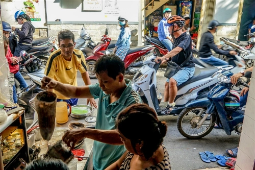 Quán cà phê vợt nằm sát mặt đường đông đúc xe cộ qua lại. Ảnh: James Pham. Quán cà phê vợt nằm sát mặt đường đông đúc xe cộ qua lại. Ảnh: James Pham.