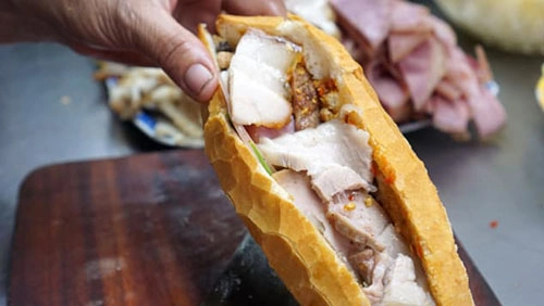 Chủ quán dùng thịt ba chỉ nhiều mỡ thay vì xá xíu, với rất nhiều ớt xanh, sốt mayonnaise tự làm từ trứng, dầu, sữa chua, tạo nên hương vị truyền thống phương Nam. Ảnh: CNN. Chủ quán dùng thịt ba chỉ nhiều mỡ thay vì xá xíu, với rất nhiều ớt xanh, sốt mayonnaise tự làm từ trứng, dầu, sữa chua, tạo nên hương vị truyền thống phương Nam. Ảnh: CNN.