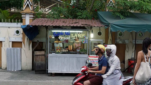 Bánh mì Lành là một gian hàng khá nhỏ gần chùa Nam Quang. Ảnh: CNN.