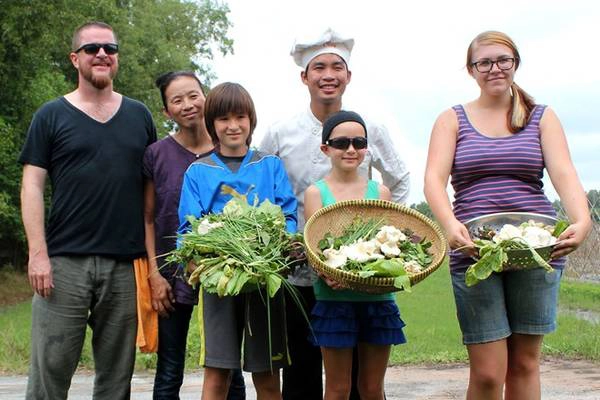 Khách Tây du lịch Sài Gòn đóng tiền học làm nông dân, đầu bếp