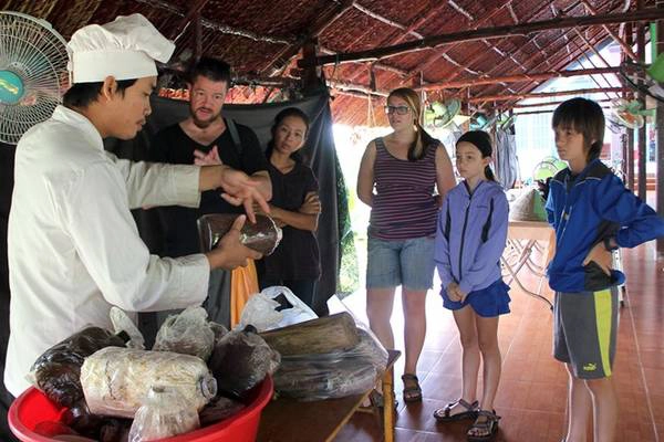 Du lịch Sài Gòn - Đoàn khách du lịch đang học cách trồng các loại nấm.